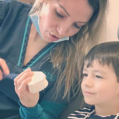 Odontopediatra explicando a niño
