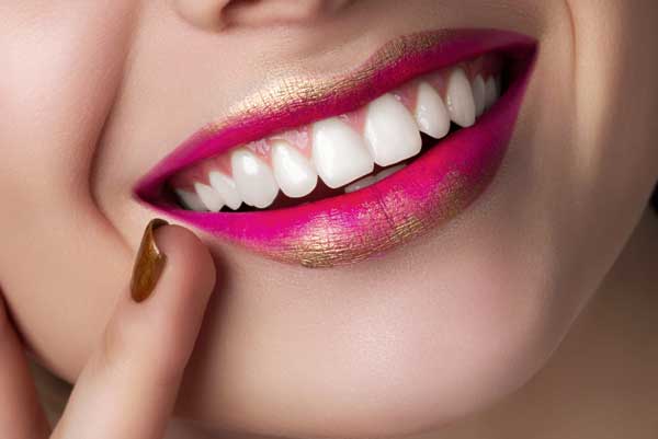 Mujer labios rojos y sonrisa