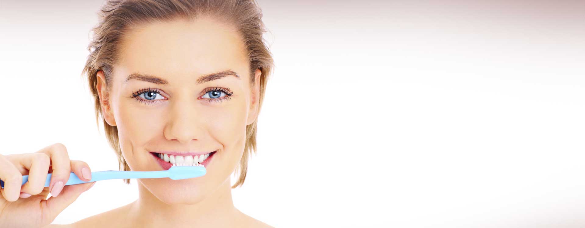 Grafico mujer cepillando dientes